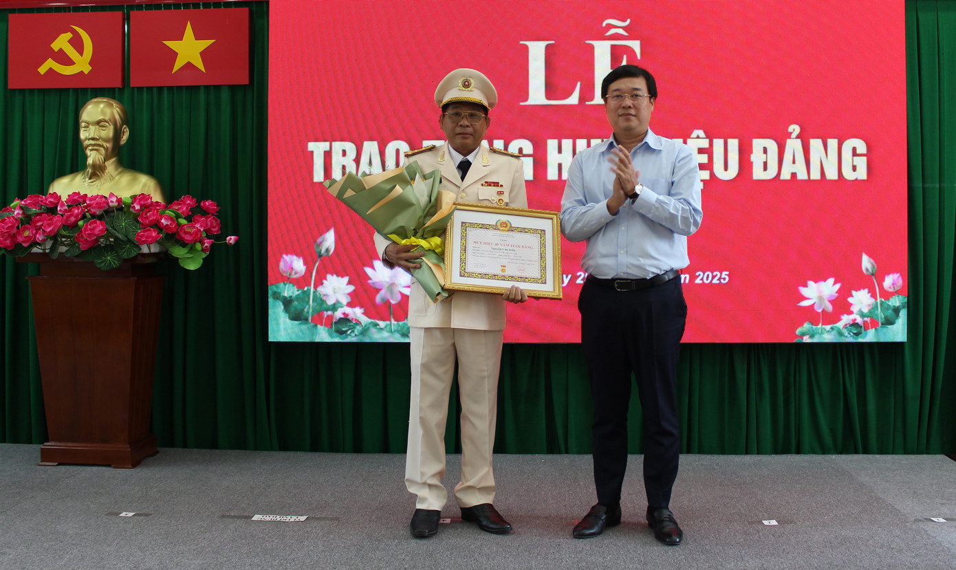 Ông Lê Quốc Phong trao quyết định tặng Huy hiệu 40 năm tuổi Đảng cho Đại tá Nguyễn Văn Hiểu. Ông Lê Quốc Phong trao quyết định tặng Huy hiệu 40 năm tuổi Đảng cho Đại tá Nguyễn Văn Hiểu.