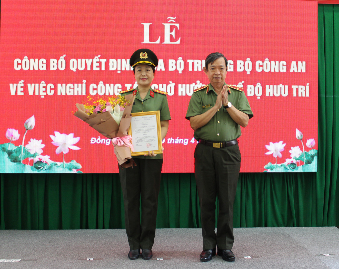 Thiếu tướng Huỳnh Văn Hải - Phó Cục trưởng Cục Tổ chức cán bộ, Bộ Công an trao quyết định cho Đại tá Võ Thị Hoài Ngọc. Thiếu tướng Huỳnh Văn Hải - Phó Cục trưởng Cục Tổ chức cán bộ, Bộ Công an trao quyết định cho Đại tá Võ Thị Hoài Ngọc.