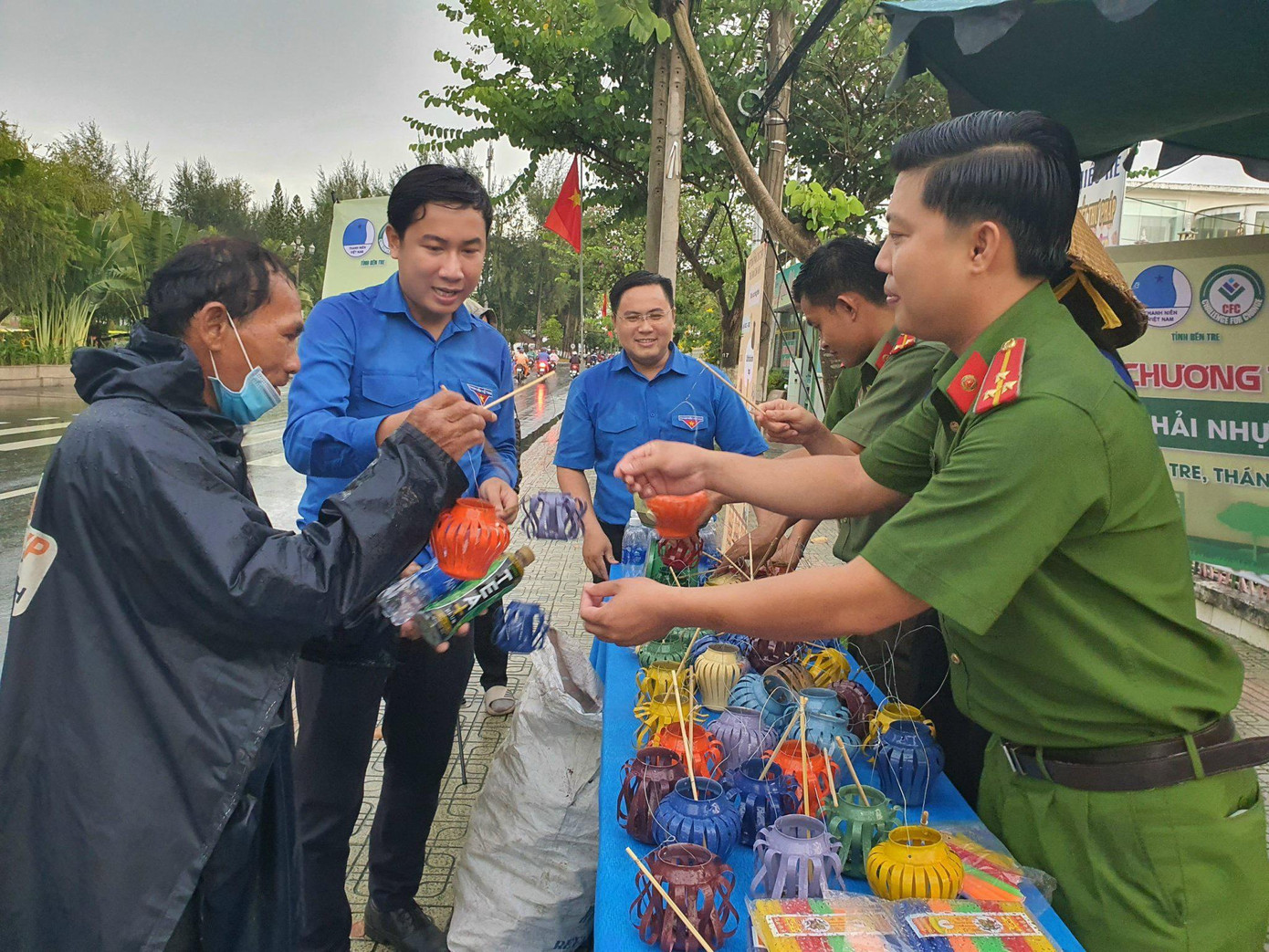 Các bạn trẻ trao tặng lồng đèn cho người dân Các bạn trẻ trao tặng lồng đèn cho người dân