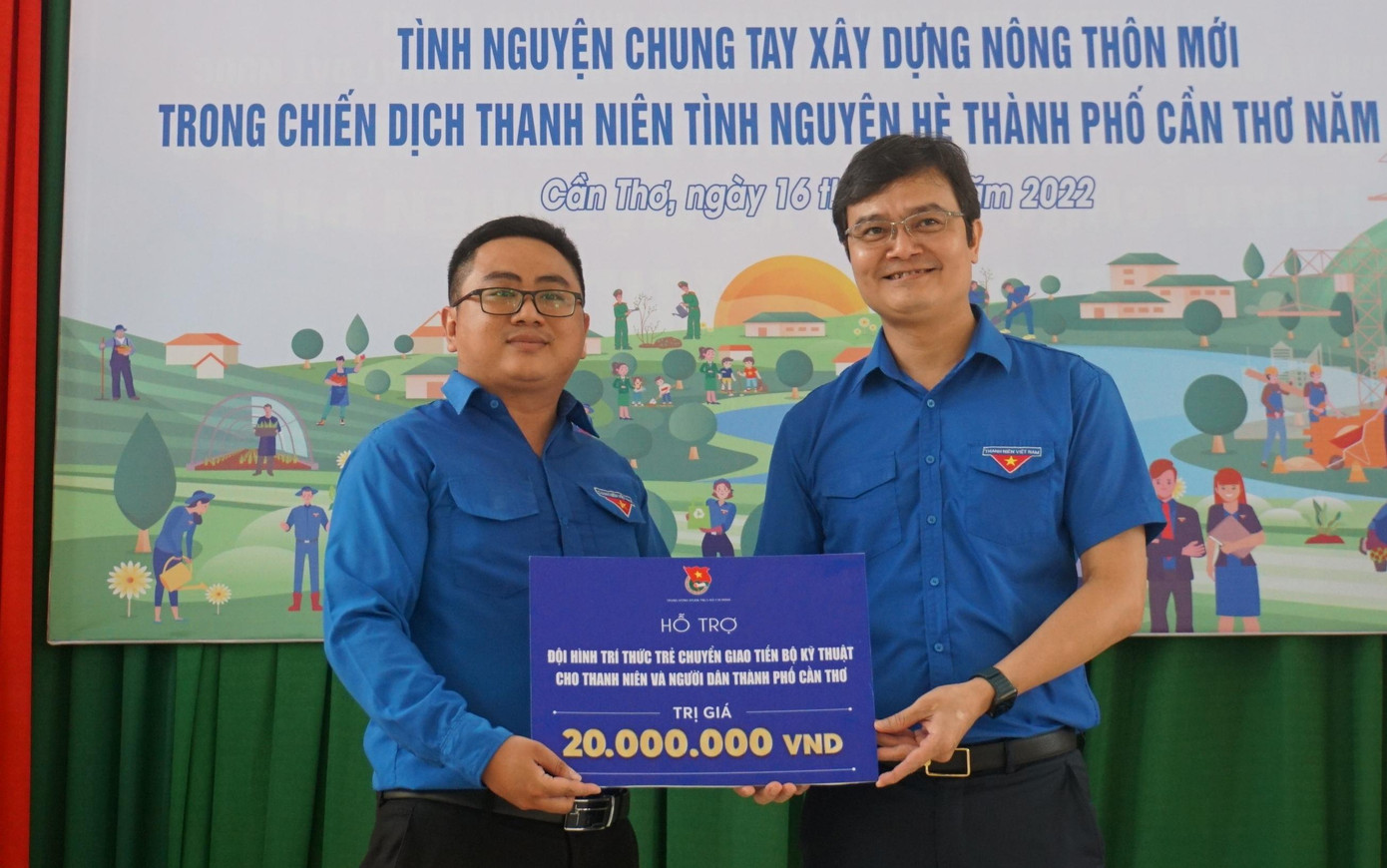 Anh Bùi Quang Huy, Bí thư thường trực Trung ương Đoàn (bên phải) hỗ trợ Đội hình chuyển giao khoa học kỹ thuật trường ĐH Cần Thơ. - Ảnh: Hòa Hội Anh Bùi Quang Huy, Bí thư thường trực Trung ương Đoàn (bên phải) hỗ trợ Đội hình chuyển giao khoa học kỹ thuật trường ĐH Cần Thơ. - Ảnh: Hòa Hội