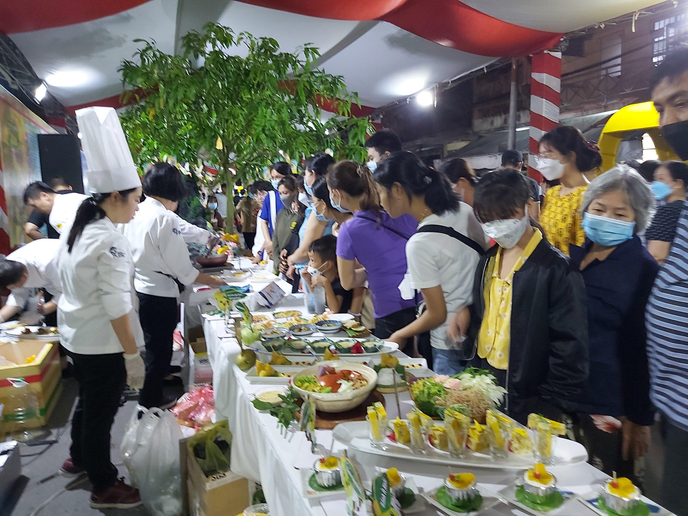 Người dân tham quan lễ hội Xoài tại TP Cao Lãnh, Đồng Tháp. Ảnh: Hòa Hội Người dân tham quan lễ hội Xoài tại TP Cao Lãnh, Đồng Tháp. Ảnh: Hòa Hội