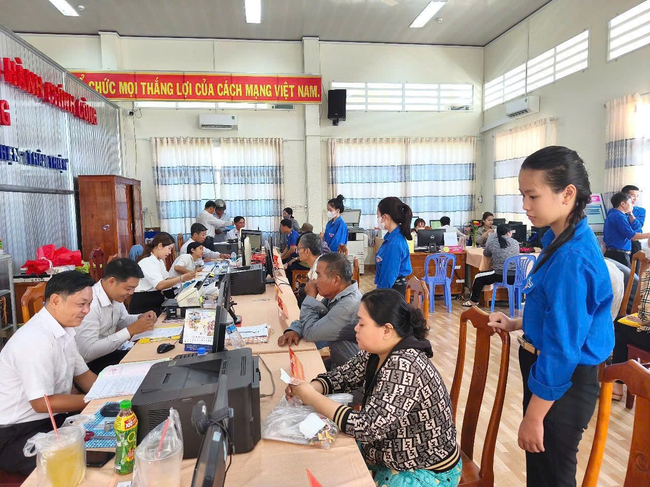 5 đội hình tình nguyện với 45 tình nguyện viên đã triển khai hoạt động đồng loạt tại các xã biên giới Đồng Tháp, tập trung vào các nội dung thiết thực, hỗ trợ tận tình người dân như: Hướng dẫn người dân tra cứu thông tin, lấy số thứ tự, chỉ dẫn đến đúng quầy thực hiện thủ tục.