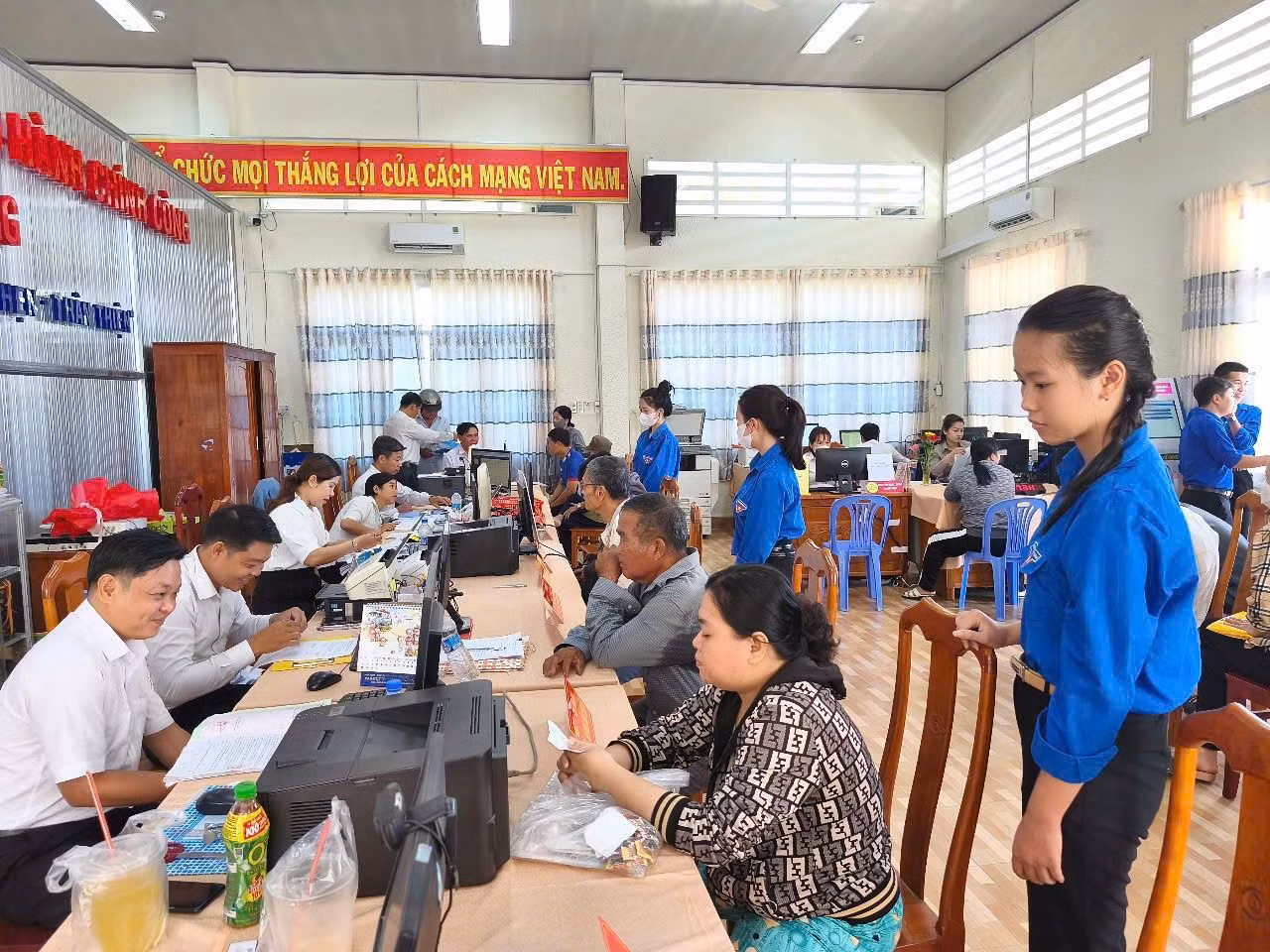 5 đội hình tình nguyện với 45 tình nguyện viên đã triển khai hoạt động đồng loạt tại các xã biên giới Đồng Tháp, tập trung vào các nội dung thiết thực, hỗ trợ tận tình người dân như: Hướng dẫn người dân tra cứu thông tin, lấy số thứ tự, chỉ dẫn đến đúng quầy thực hiện thủ tục.