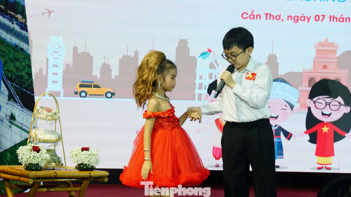 Thí sinh trình bày phần thi của mình trước Ban giám khảo. Ảnh: Hòa Hội