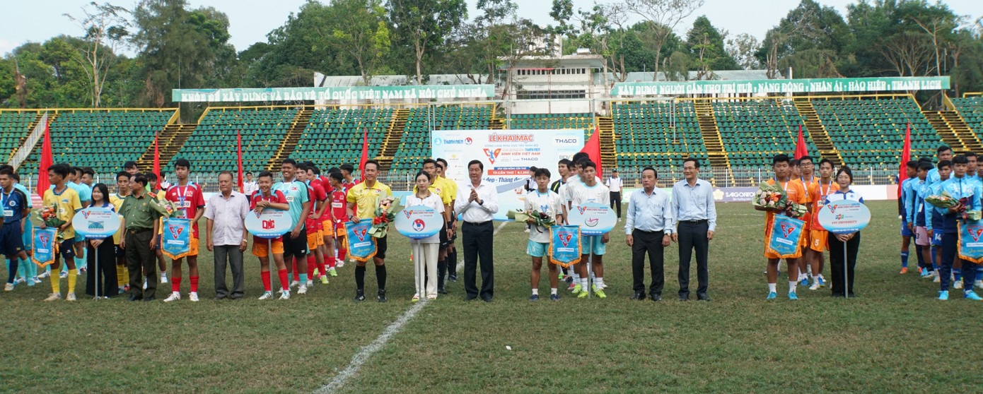Lãnh đạo thành phố Cần Thơ tặng hoa cho các đội. Ảnh: Hòa Hội