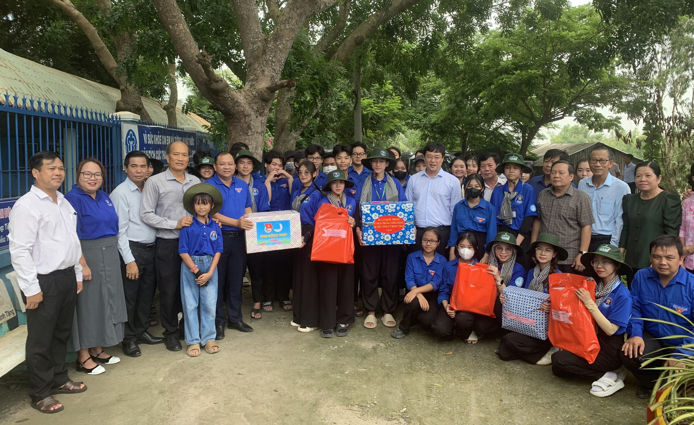 Bí thư Tỉnh ủy Đồng Tháp - ông Lê Quốc Phong thăm, tặng quà chiến sĩ tình nguyện trường Đại học Văn Hiến. Ảnh: TĐ ĐT