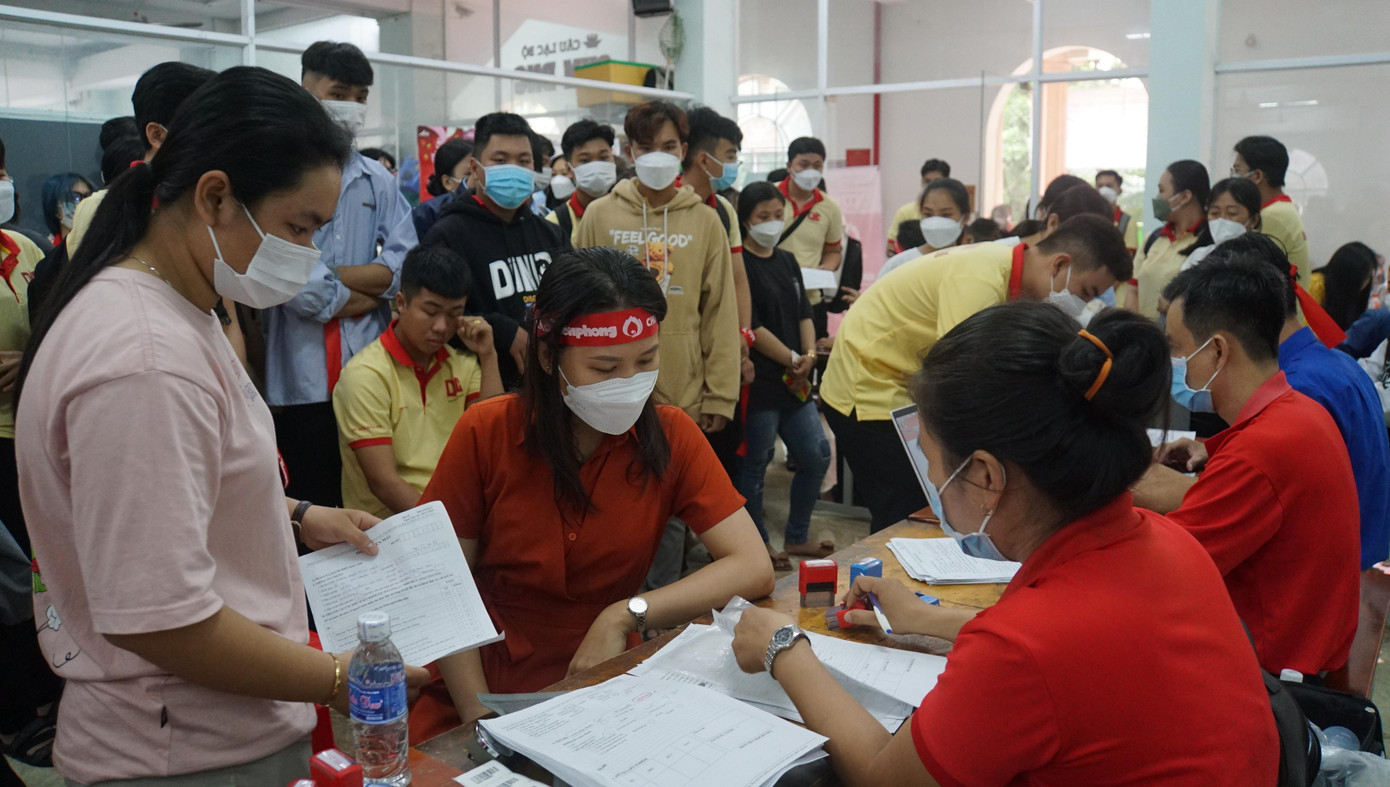 Sáng nay, thời tiết tại TP Cần Thơ se lạnh nhưng hàng trăm sinh viên trường đại học Nam Cần Thơ và người dân xã Mỹ Khánh có mặt tại Thư viện điện tử của Trường để tham gia Chủ nhật Đỏ tạo nên không khí ấm áp và hào hứng. - Ảnh: Hòa Hội