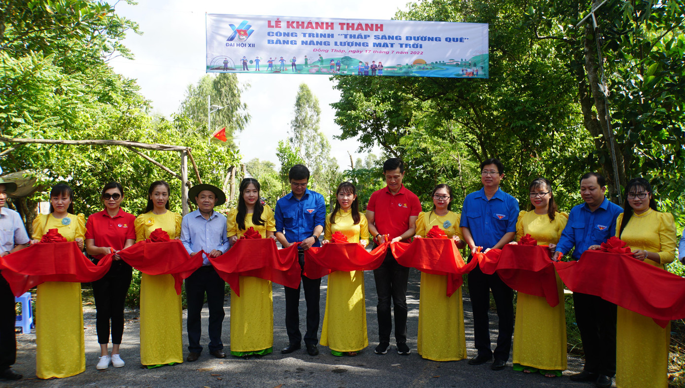 Khánh thành công trình thắp sáng đường quê tại xã Tân Kiều, huyện Tháp Mười.