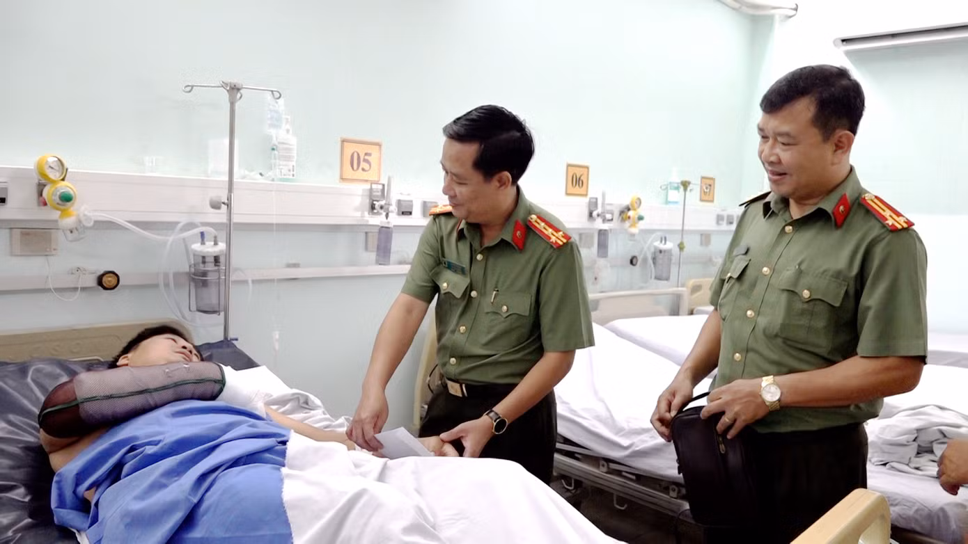 Đại tá Lê Phú Thạnh - Phó Giám đốc Công an tỉnh An Giang thăm hỏi, động viên thiếu tá Thái Văn Tâm.