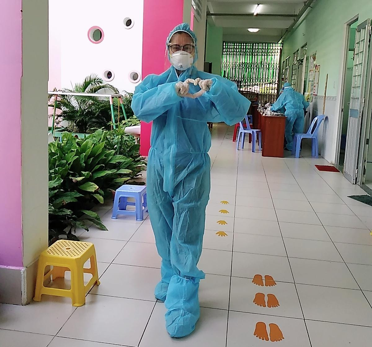 Cô Duyên tham gia hỗ trợ tiêm vắc xin Cô Duyên tham gia hỗ trợ tiêm vắc xin