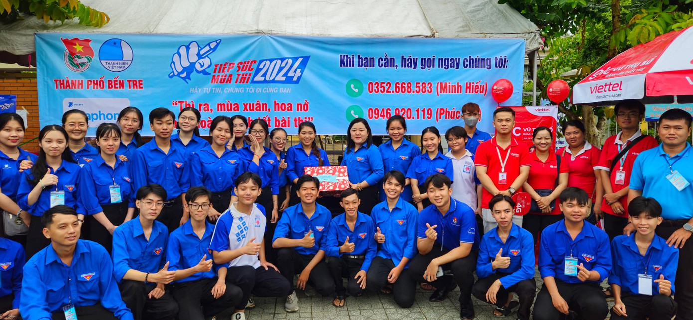 Chị Lâm Như Quỳnh - Bí thư Tỉnh Đoàn Bến Tre tặng quà cho tình nguyện viên Tiếp sức mùa thi. Chị Lâm Như Quỳnh - Bí thư Tỉnh Đoàn Bến Tre tặng quà cho tình nguyện viên Tiếp sức mùa thi.