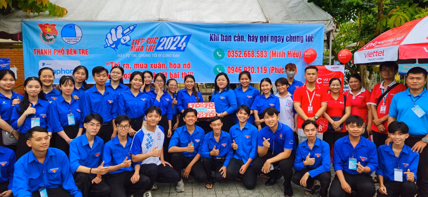 Chị Lâm Như Quỳnh - Bí thư Tỉnh Đoàn Bến Tre tặng quà cho tình nguyện viên Tiếp sức mùa thi.