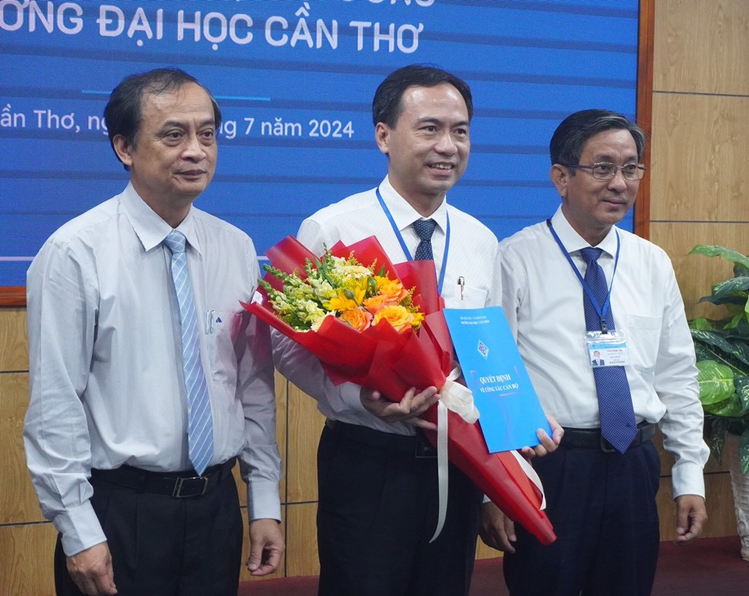 GS.TS Nguyễn Thanh Phương (bìa trái), Chủ tịch Hội đồng trường và PGS.TS Trần Trung Tính (bìa phải), Hiệu trưởng Đại học Cần Thơ tặng hoa và trao quyết định cho tân Phó hiệu trưởng TS. Lê Văn Lâm. GS.TS Nguyễn Thanh Phương (bìa trái), Chủ tịch Hội đồng trường và PGS.TS Trần Trung Tính (bìa phải), Hiệu trưởng Đại học Cần Thơ tặng hoa và trao quyết định cho tân Phó hiệu trưởng TS. Lê Văn Lâm.