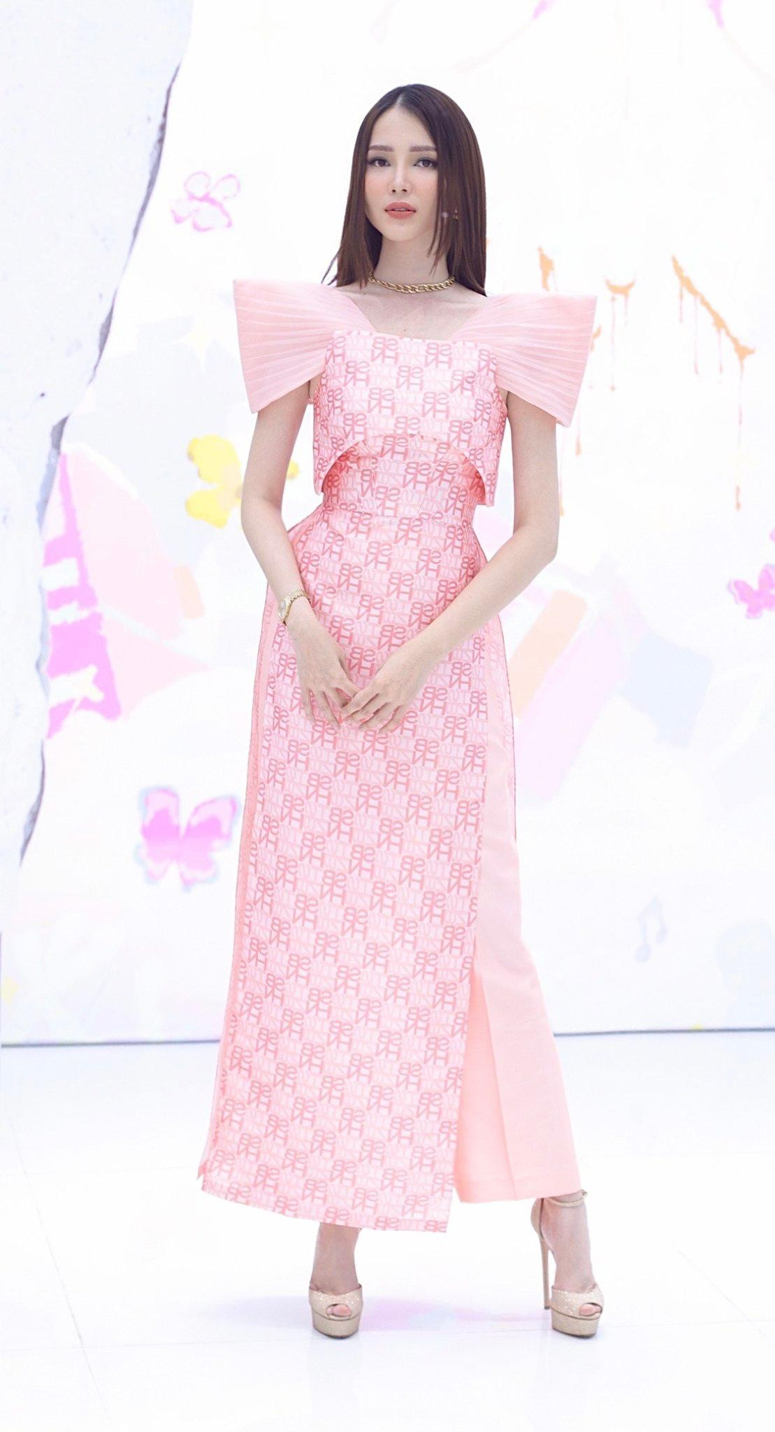 Thúy Vi trong trang phục áo dài hiện đại