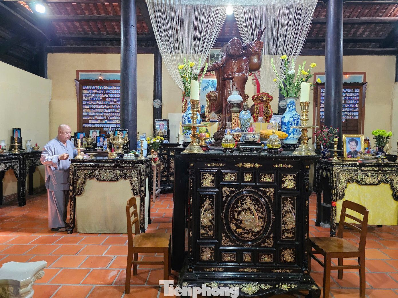 Chùa Tiên Châu lại mang vẻ đẹp cổ kính, bình yên giữa bốn bề sông nước.