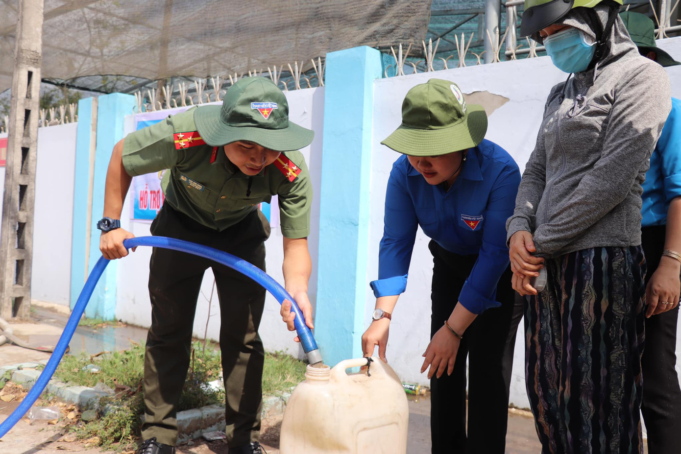 Sau chương trình, có 4 lượt bồn chở nước từ xe chữa cháy được vận dụng cùng sự góp sức của các bạn đoàn viên, thanh niên Ban Thanh niên Công an tỉnh, Huyện đoàn Giồng Trôm, Xã đoàn Phước Long, các bạn sinh viên Trường Đại học Công nghệ TPHCM vận chuyển nước ngọt đến người dân xã Phước Long, huyện Giồng Trôm.