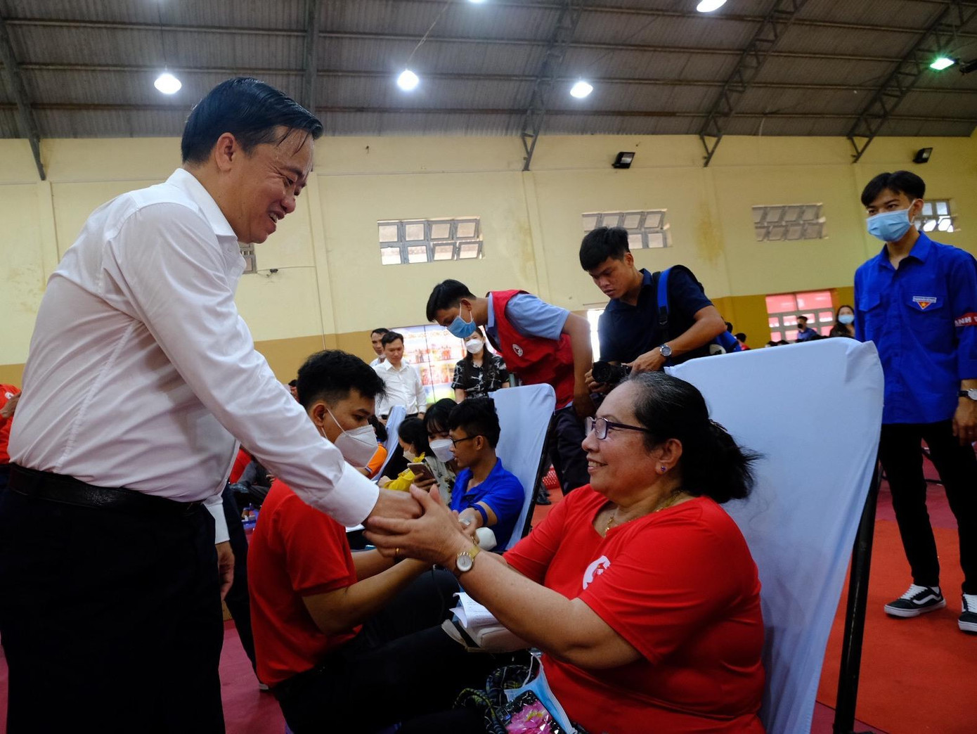 Lãnh đạo tỉnh Cà Mau động viên người tham gia hiến máu Lãnh đạo tỉnh Cà Mau động viên người tham gia hiến máu