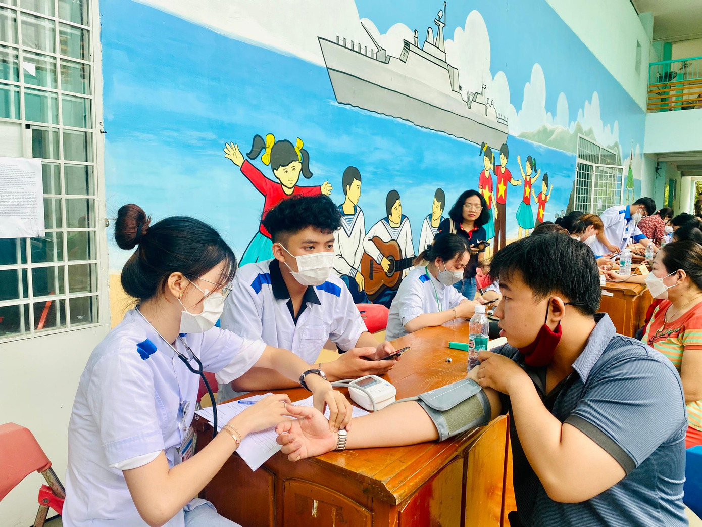 Khám bệnh cho thanh niên công nhân