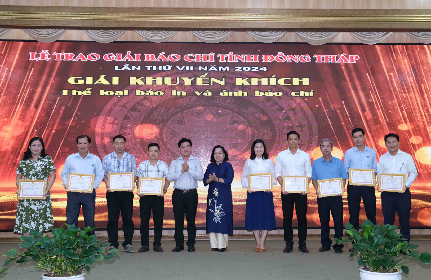 Ban tổ chức trao giải cho các tác giả đoạt giải.