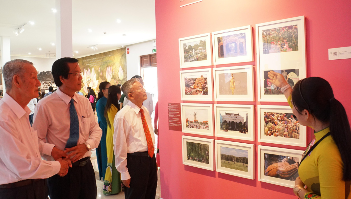 Nguyên lãnh đạo tỉnh Đồng Tháp tham quan tư liệu về Bác Hồ. - Ảnh: Hòa Hội