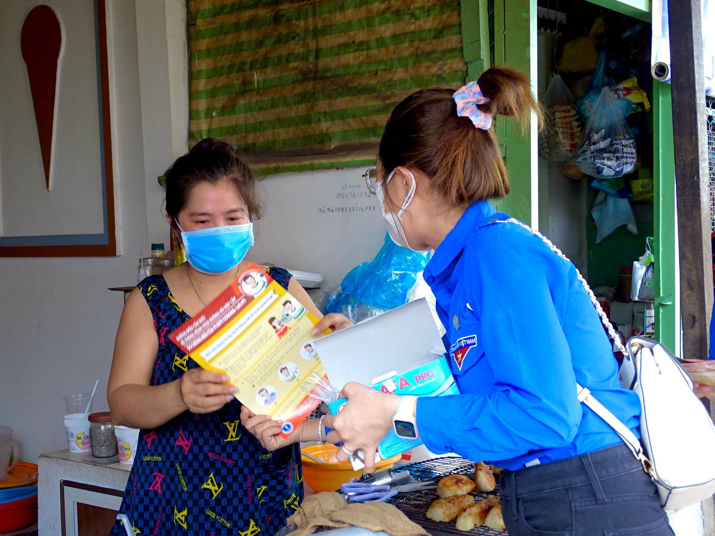 Thực hiện phát động của Thành đoàn Cần Thơ, cũng trong sáng nay, Quận đoàn Ninh Kiều Cần Thơ triển khai ra quân tuyên truyền, hướng dẫn người dân khai cài đặt ứng dụng Bluezone và khai báo y tế điện tử tại địa bàn phường: Cái Khế, An Phú và An Cư. Bên cạnh tuyên truyền vận động người dân thực hiện tốt công tác phòng, chống dịch, đoàn viên thanh niên các đơn vị còn thực hiện tuyên truyền, vận động người dân tham gia bầu cử vào ngày 23/5. Thực hiện phát động của Thành đoàn Cần Thơ, cũng trong sáng nay, Quận đoàn Ninh Kiều Cần Thơ triển khai ra quân tuyên truyền, hướng dẫn người dân khai cài đặt ứng dụng Bluezone và khai báo y tế điện tử tại địa bàn phường: Cái Khế, An Phú và An Cư. Bên cạnh tuyên truyền vận động người dân thực hiện tốt công tác phòng, chống dịch, đoàn viên thanh niên các đơn vị còn thực hiện tuyên truyền, vận động người dân tham gia bầu cử vào ngày 23/5.