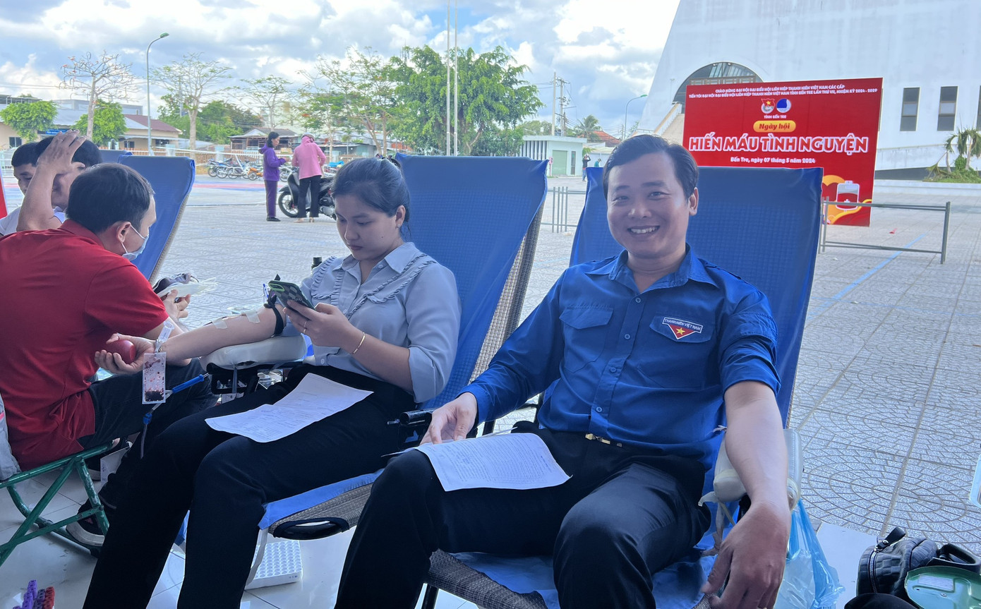 Anh Võ Tuấn Thông - Phó Bí thư thường trực Tỉnh Đoàn Bến Tre tham gia hiến máu tình nguyện.