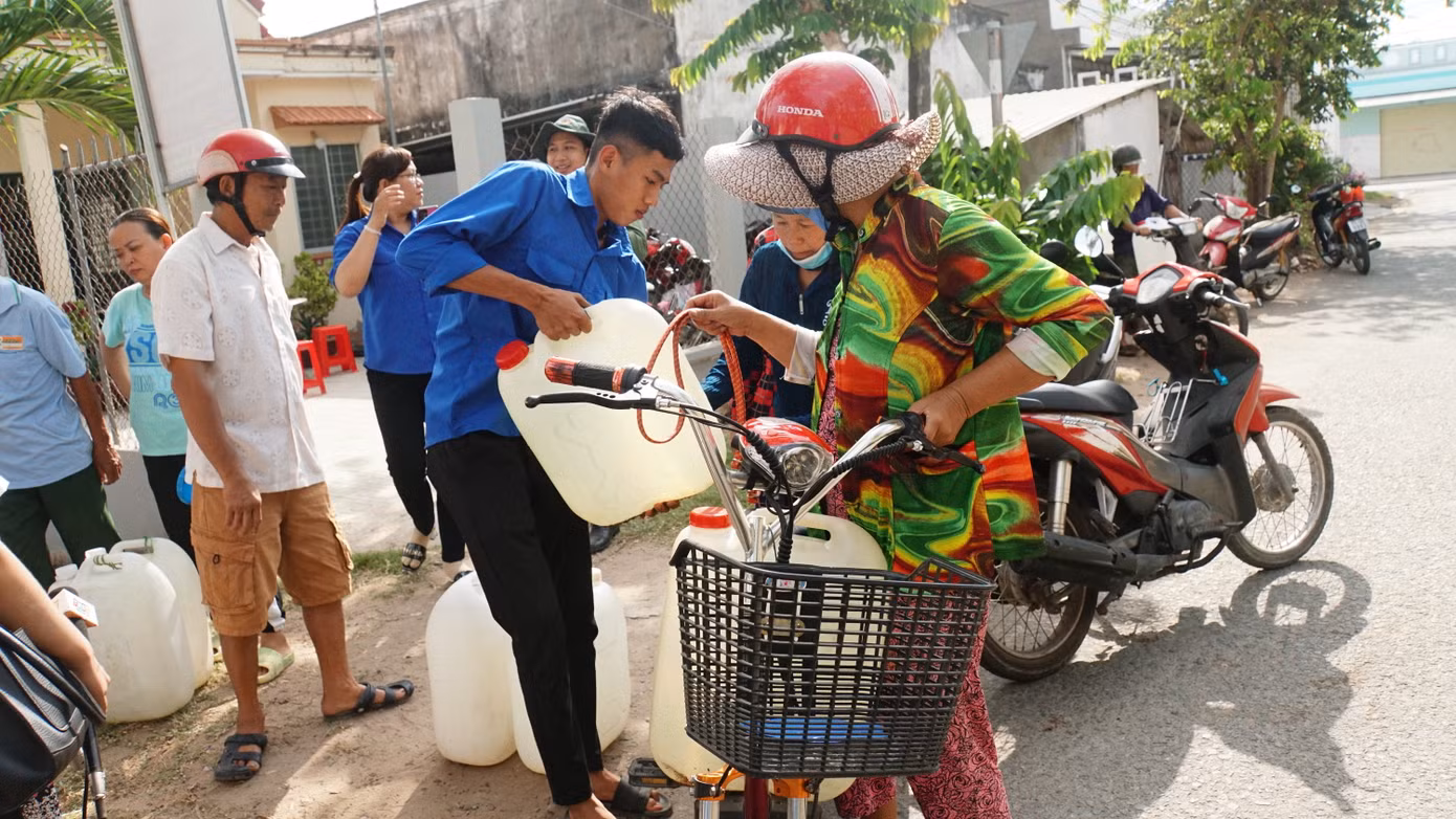 Đoàn viên thanh niên Bến Tre giúp dân mùa hạn mặn. Ảnh: Hòa Hội Đoàn viên thanh niên Bến Tre giúp dân mùa hạn mặn. Ảnh: Hòa Hội