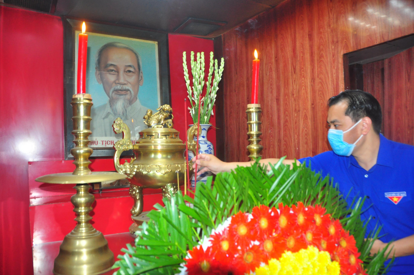 Anh Nguyễn Hải Minh, Trưởng Ban Quốc tế Trung ương Đoàn, Phó chủ tịch Trung ương Hội LHTN Việt Nam thắp hương tưởng nhớ Bác Hồ kính yêu