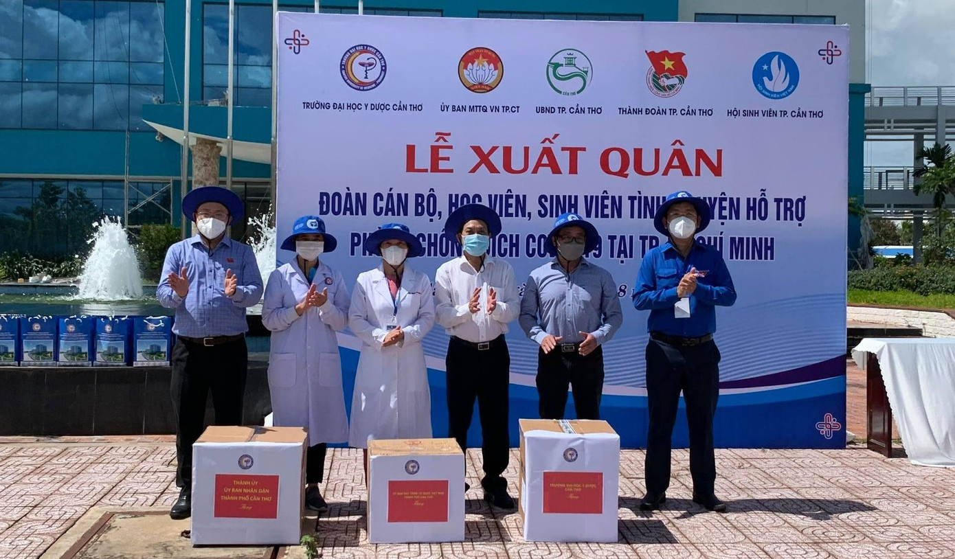 Lãnh đạo thành phố Cần Thơ động viên, tặng quà đoàn cán bộ, sinh viên trường ĐH Y Dược Cần Thơ lên đường làm nhiệm vụ chống dịch tại TPHCM.- Ảnh: TĐCT