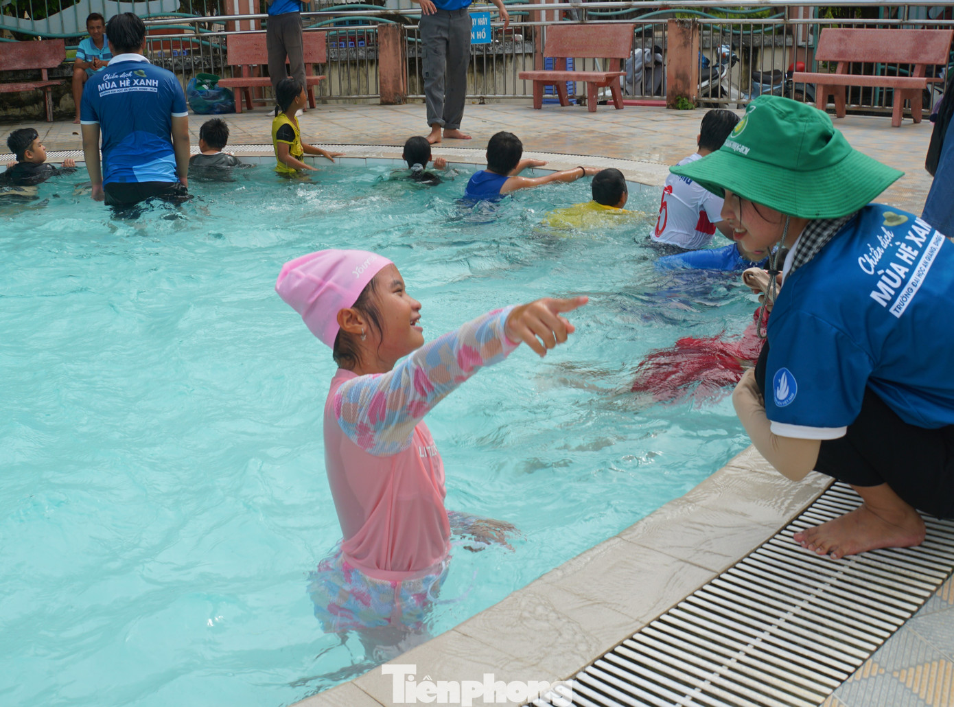 Trẻ em háo hức trò chuyện với chiến sĩ tình nguyện. Ảnh: Hòa Hội