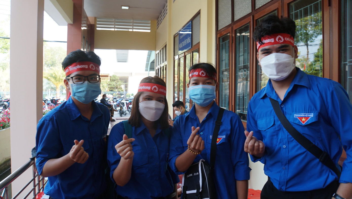 Các bạn trẻ nhiệt tình tham gia hiến máu tình nguyện. - Ảnh: Hòa Hội
