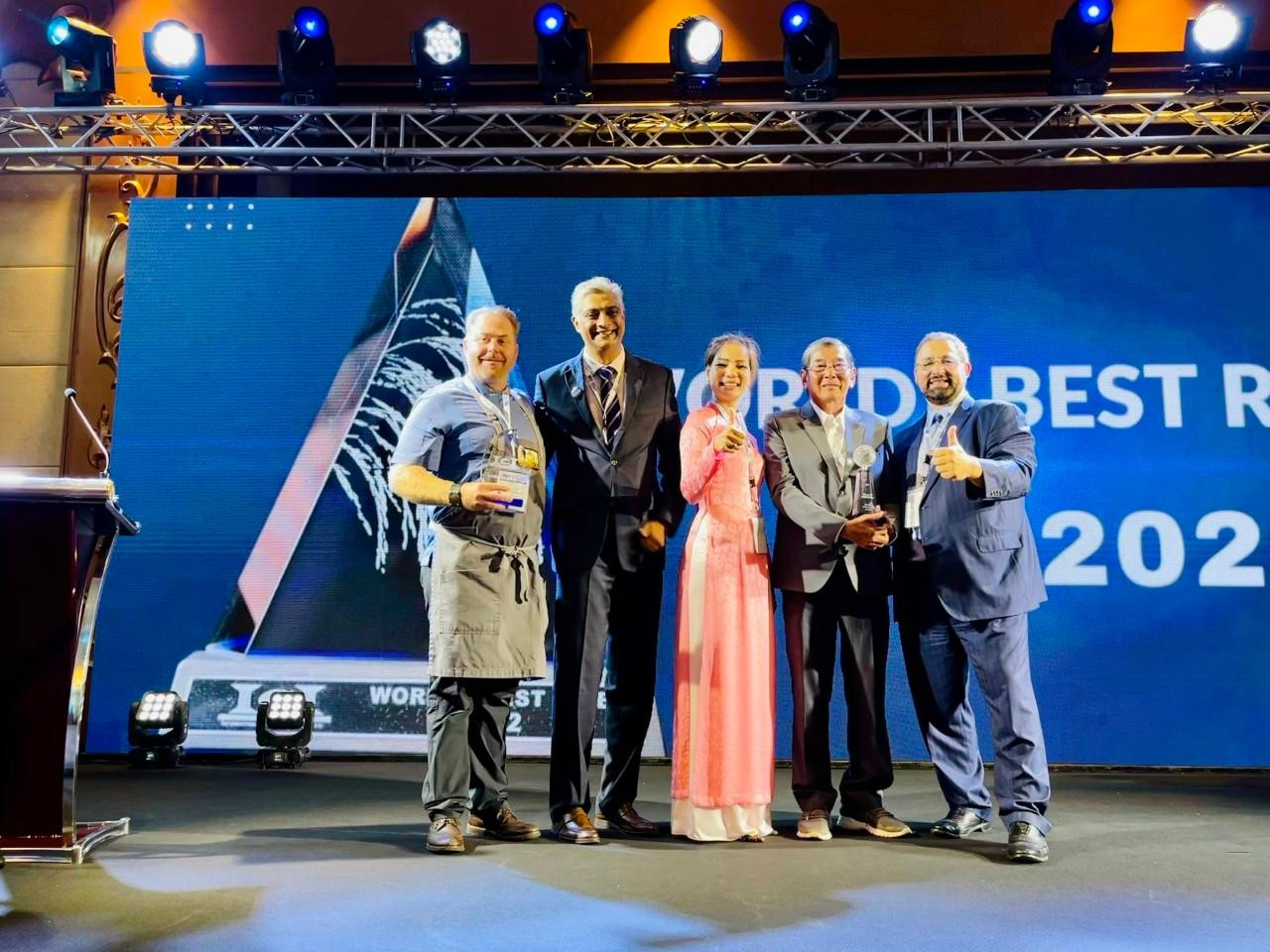 Ông Hồ Quang Cua nhận giải tại cuộc thi Gạo ngon thế giới năm 2022 (ảnh: DN cung cấp). Ông Hồ Quang Cua nhận giải tại cuộc thi Gạo ngon thế giới năm 2022 (ảnh: DN cung cấp).