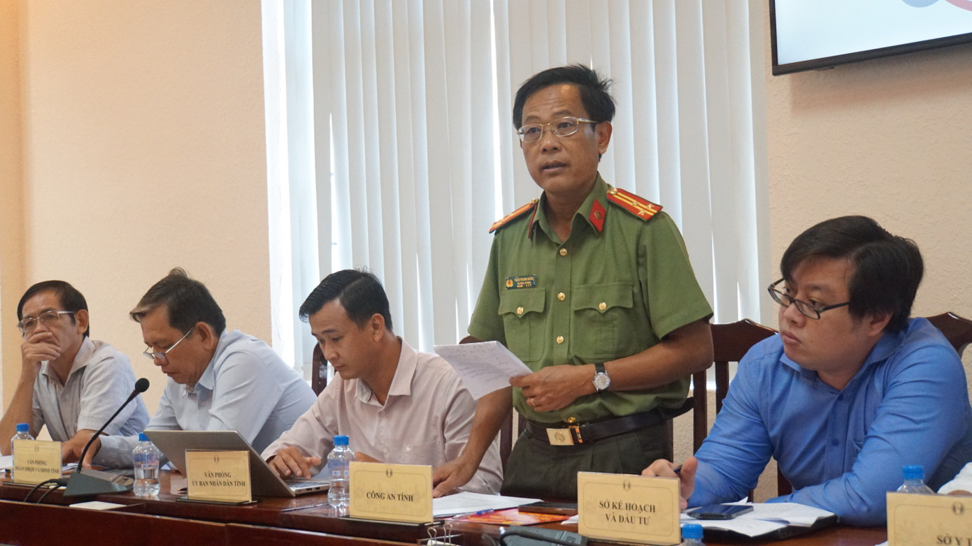 Thượng tá Trần Trung Quốc, Trưởng phòng tham mưu Công an tỉnh Đồng Tháp trao đổi thông tin với báo chí. Ảnh: Hòa Hội. Thượng tá Trần Trung Quốc, Trưởng phòng tham mưu Công an tỉnh Đồng Tháp trao đổi thông tin với báo chí. Ảnh: Hòa Hội.