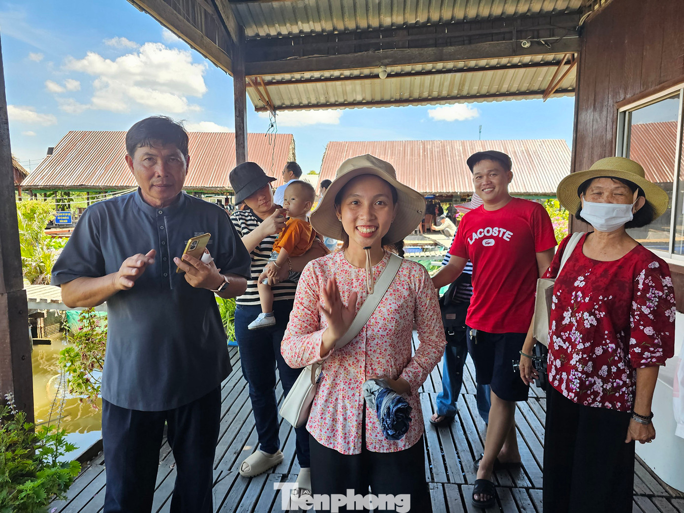 Hướng dẫn viên bản địa là những người dân sinh sống trên cồn, trực tiếp thuyết minh, hướng dẫn cho các đoàn khách đến cồn Sơn. Ảnh: Hòa Hội