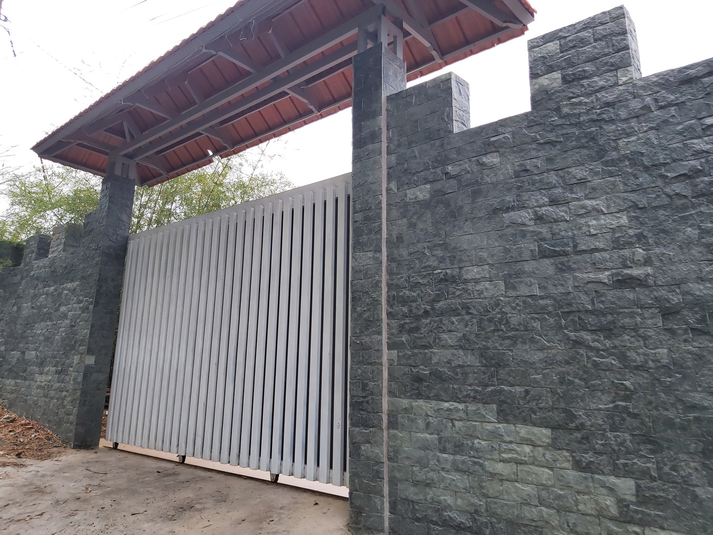 Ngoài "biệt thự" của ông Thành, tuyến đường lên núi Sập cũng có một số công trình vi phạm xây dựng. Trong ảnh là nhà của ông P. (ngụ thành phố Long Xuyên). Ảnh: An Bình. Ngoài "biệt thự" của ông Thành, tuyến đường lên núi Sập cũng có một số công trình vi phạm xây dựng. Trong ảnh là nhà của ông P. (ngụ thành phố Long Xuyên). Ảnh: An Bình.