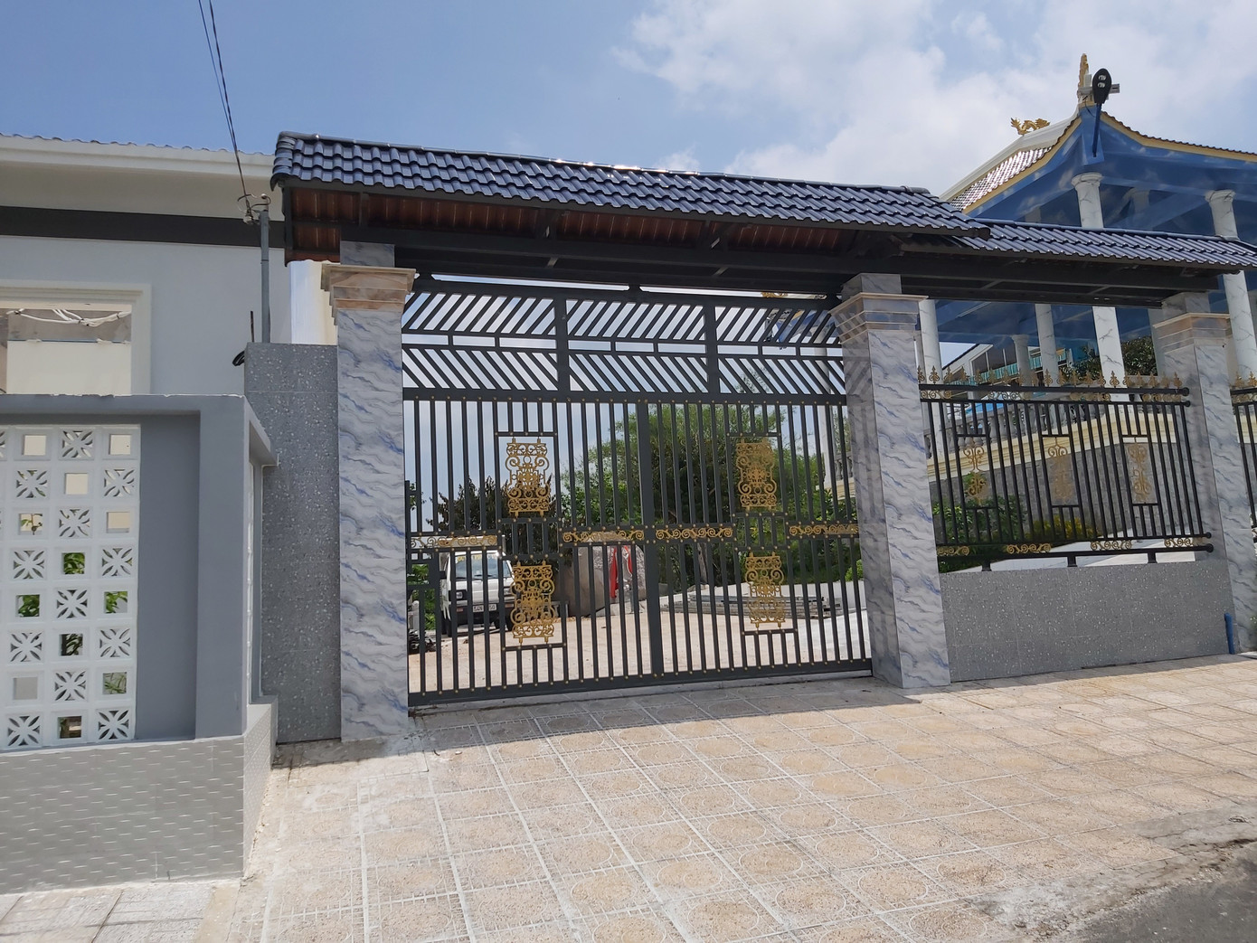 Ghi nhận của phóng viên Tiền Phong ngày 25/4, căn "biệt thự" trái phép trên núi Sập (thị trấn Núi Sập, huyện Thoại Sơn, tỉnh An Giang) của ông Trương Văn Thành (Duyên Phước Tự) đang trong quá trình tháo dỡ. Bên ngoài, cổng rào kín mít. Bên trong, mái ngói và các hạng mục khác đang được chủ nhà tháo dỡ, xử lý. Ảnh: An Bình. Ghi nhận của phóng viên Tiền Phong ngày 25/4, căn "biệt thự" trái phép trên núi Sập (thị trấn Núi Sập, huyện Thoại Sơn, tỉnh An Giang) của ông Trương Văn Thành (Duyên Phước Tự) đang trong quá trình tháo dỡ. Bên ngoài, cổng rào kín mít. Bên trong, mái ngói và các hạng mục khác đang được chủ nhà tháo dỡ, xử lý. Ảnh: An Bình.