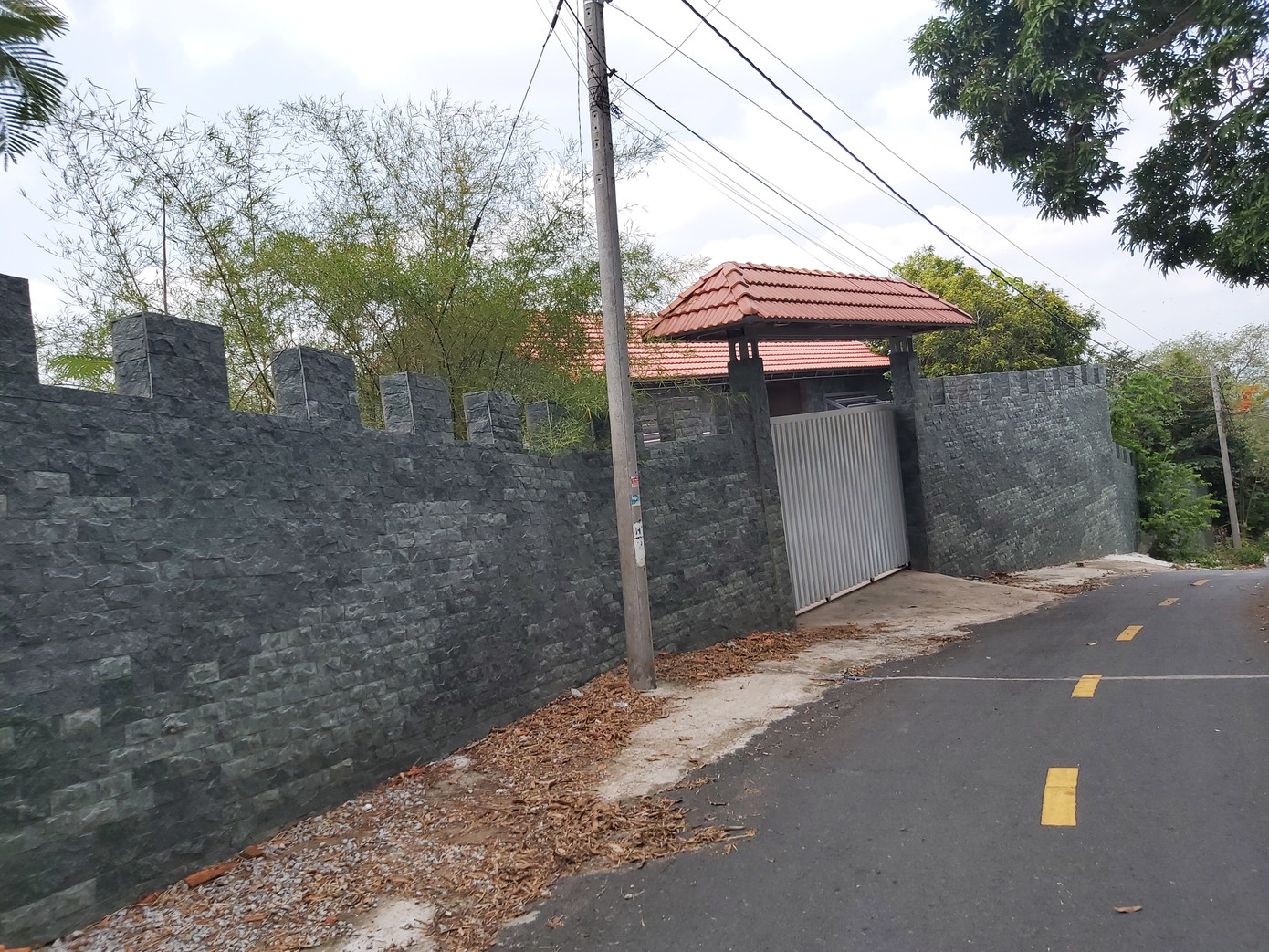 Công trình này có chiều ngang 52m, dài 30m. Bên trong đã xây nhà kiên cố có diện tích ngang 15m, dài 6m. Căn nhà của ông P. được che chắn bằng bờ tường đá cao khoảng 2m. Ảnh: An Bình. Công trình này có chiều ngang 52m, dài 30m. Bên trong đã xây nhà kiên cố có diện tích ngang 15m, dài 6m. Căn nhà của ông P. được che chắn bằng bờ tường đá cao khoảng 2m. Ảnh: An Bình.