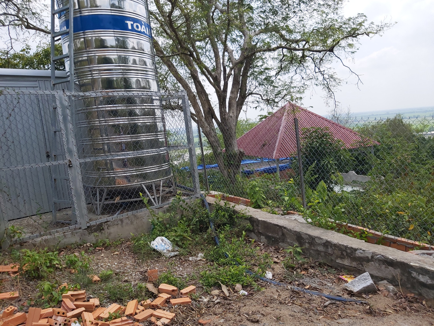 Trong ảnh là công trình của bà L. nằm bên đường lên núi Sập. Công trình này được xây trên đất núi, khởi công từ đầu năm 2022. Hai công trình của ông B. và bà L. đã bị lập biên bản vi phạm hành chính nhưng chưa ra quyết định xử phạt. Hiện nay, chính quyền địa phương đã vận động 2 hộ này tự nguyện tháo dỡ. Ảnh: An Bình. Trong ảnh là công trình của bà L. nằm bên đường lên núi Sập. Công trình này được xây trên đất núi, khởi công từ đầu năm 2022. Hai công trình của ông B. và bà L. đã bị lập biên bản vi phạm hành chính nhưng chưa ra quyết định xử phạt. Hiện nay, chính quyền địa phương đã vận động 2 hộ này tự nguyện tháo dỡ. Ảnh: An Bình.