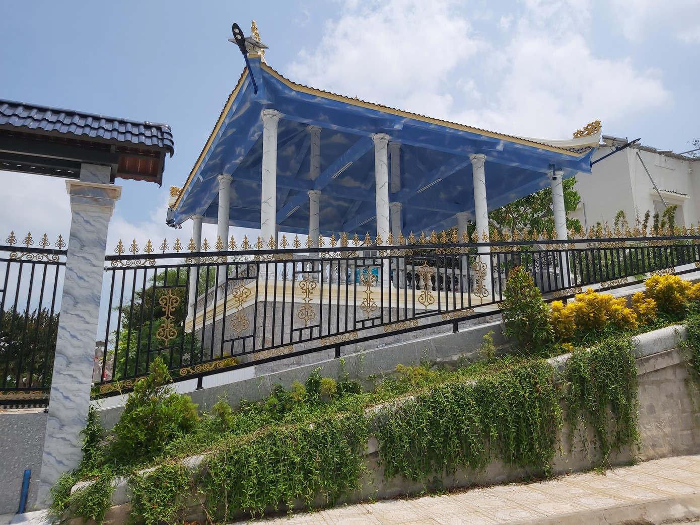 Căn "biệt thự" của ông Thành xây dựng trên đất lâm nghiệp thuộc khóm Đông Sơn 2, thị trấn Núi Sập, huyện Thoại Sơn) có diện tích ngang 62m, dài 40m. Toà nhà này do ông Trần Văn Kiệu sử dụng trước năm 1975. Qua nhiều lần chuyển nhượng, nay thuộc quyền sử dụng của ông Trương Văn Thành. Ảnh: An Bình. Căn "biệt thự" của ông Thành xây dựng trên đất lâm nghiệp thuộc khóm Đông Sơn 2, thị trấn Núi Sập, huyện Thoại Sơn) có diện tích ngang 62m, dài 40m. Toà nhà này do ông Trần Văn Kiệu sử dụng trước năm 1975. Qua nhiều lần chuyển nhượng, nay thuộc quyền sử dụng của ông Trương Văn Thành. Ảnh: An Bình.