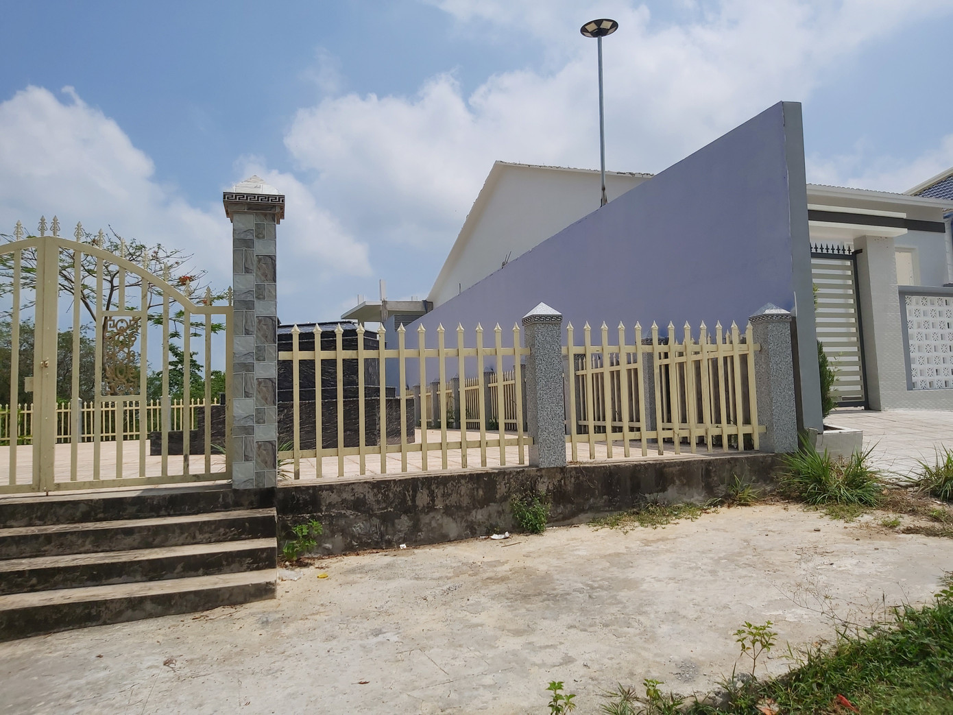 Ngày 30/8/2021, ông Trương Văn Thành có gửi đơn đến UBND thị trấn Núi Sập xin phép cải tạo, sửa chữa phần diện tích đất núi. Lý do ông Thành đưa ra là để tạo mặt bằng trồng cây dược liệu, làm nhà tiền chế bảo quản dược liệu, tạo điều kiện cho việc bốc thuốc từ thiện cứu người nên UBND thị trấn đồng ý. Tuy nhiên, trong quá trình thực hiện cải tạo, việc xây dựng công trình trên không tuân thủ nội dung đơn xin phép. Cuối năm 2021, UBND thị trấn Núi Sập đến kiểm tra, phát hiện ông Thành xây dựng 2 căn nhà khung bê tông, sân lát gạch, hiện trạng công trình gần hoàn thiện. Ảnh: An Bình. Ngày 30/8/2021, ông Trương Văn Thành có gửi đơn đến UBND thị trấn Núi Sập xin phép cải tạo, sửa chữa phần diện tích đất núi. Lý do ông Thành đưa ra là để tạo mặt bằng trồng cây dược liệu, làm nhà tiền chế bảo quản dược liệu, tạo điều kiện cho việc bốc thuốc từ thiện cứu người nên UBND thị trấn đồng ý. Tuy nhiên, trong quá trình thực hiện cải tạo, việc xây dựng công trình trên không tuân thủ nội dung đơn xin phép. Cuối năm 2021, UBND thị trấn Núi Sập đến kiểm tra, phát hiện ông Thành xây dựng 2 căn nhà khung bê tông, sân lát gạch, hiện trạng công trình gần hoàn thiện. Ảnh: An Bình.