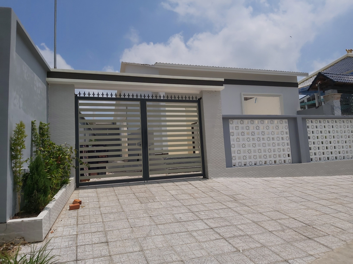 Trao đổi qua điện thoại, một cán bộ UBND huyện Thoại Sơn cho biết, ông Thành đã cam kết tự tháo dỡ trong thời gian 1 tháng, tính từ 14/4, nên chính quyền để gia đình tự làm. Huyện cũng đang họp với các ngành, mời 2 gia đình còn lại cam kết tự tháo dỡ, nếu không sẽ thực hiện cưỡng chế theo quy định. Ảnh: An Bình. Trao đổi qua điện thoại, một cán bộ UBND huyện Thoại Sơn cho biết, ông Thành đã cam kết tự tháo dỡ trong thời gian 1 tháng, tính từ 14/4, nên chính quyền để gia đình tự làm. Huyện cũng đang họp với các ngành, mời 2 gia đình còn lại cam kết tự tháo dỡ, nếu không sẽ thực hiện cưỡng chế theo quy định. Ảnh: An Bình.