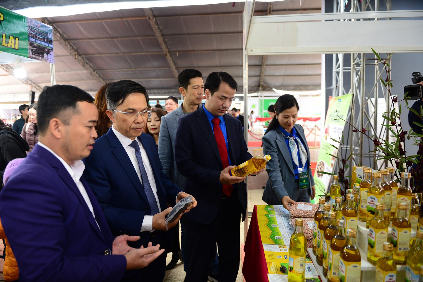 Bí thư T.Ư Đoàn Ngô Văn Cương và các đại biểu tham quan gian hàng thanh niên khởi nghiệp. Ảnh: Dương Triều. Bí thư T.Ư Đoàn Ngô Văn Cương và các đại biểu tham quan gian hàng thanh niên khởi nghiệp. Ảnh: Dương Triều.