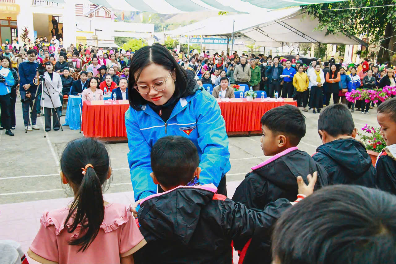 Chị Nguyễn Thị Thúy Hằng - tân Phó Chủ tịch Hội Sinh viên TP Cần Thơ trong hoạt động tặng áo ấm cho trẻ em vùng cao Sơn La. Chị Nguyễn Thị Thúy Hằng - tân Phó Chủ tịch Hội Sinh viên TP Cần Thơ trong hoạt động tặng áo ấm cho trẻ em vùng cao Sơn La.