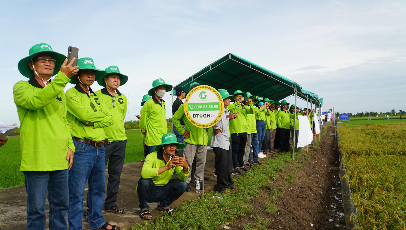 Nông dân quan sát máy bay không người lái vận hành