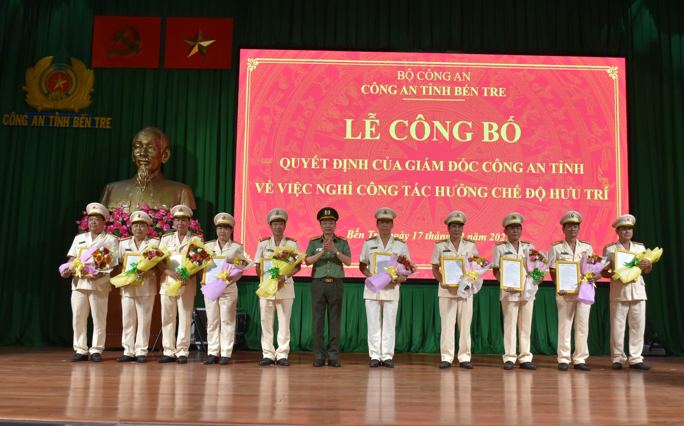 Đại tá Trương Sơn Lâm - Giám đốc Công an tỉnh Bến Tre trao quyết định nghỉ hưu cho các đồng chí lãnh đạo trưởng phòng, trưởng Công an cấp huyện.