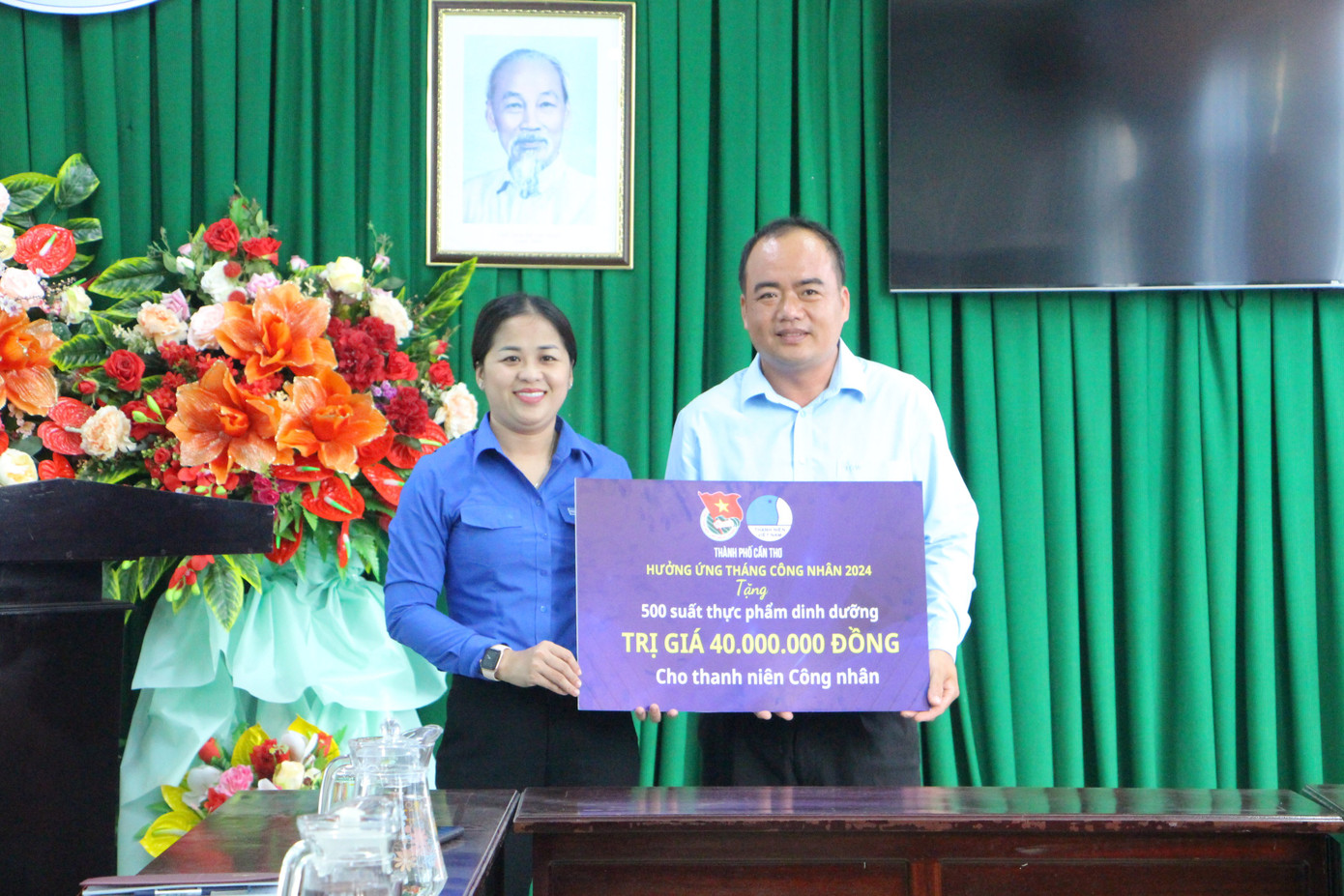 Chị Lư Thị Ngọc Anh - Bí thư Thành Đoàn Cần Thơ trao 500 suất thực phẩm dinh dưỡng cho thanh niên công nhân tại doanh nghiệp trên địa bàn thành phố. Chị Lư Thị Ngọc Anh - Bí thư Thành Đoàn Cần Thơ trao 500 suất thực phẩm dinh dưỡng cho thanh niên công nhân tại doanh nghiệp trên địa bàn thành phố.