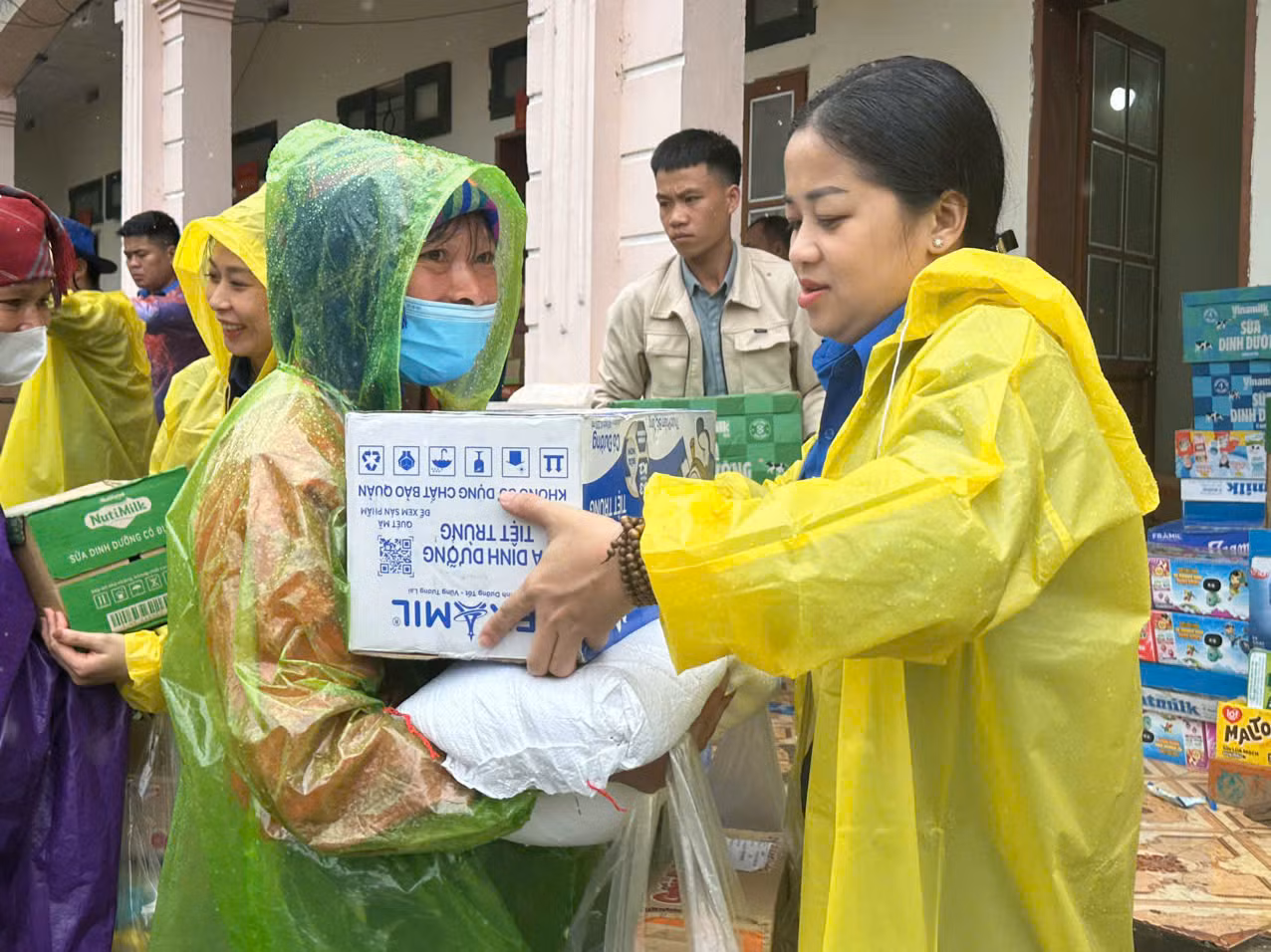 Chị Lư Thị Ngọc Anh - Bí thư Thành Đoàn Cần Thơ tặng quà cho bà con tại huyện Mường La (Sơn La).