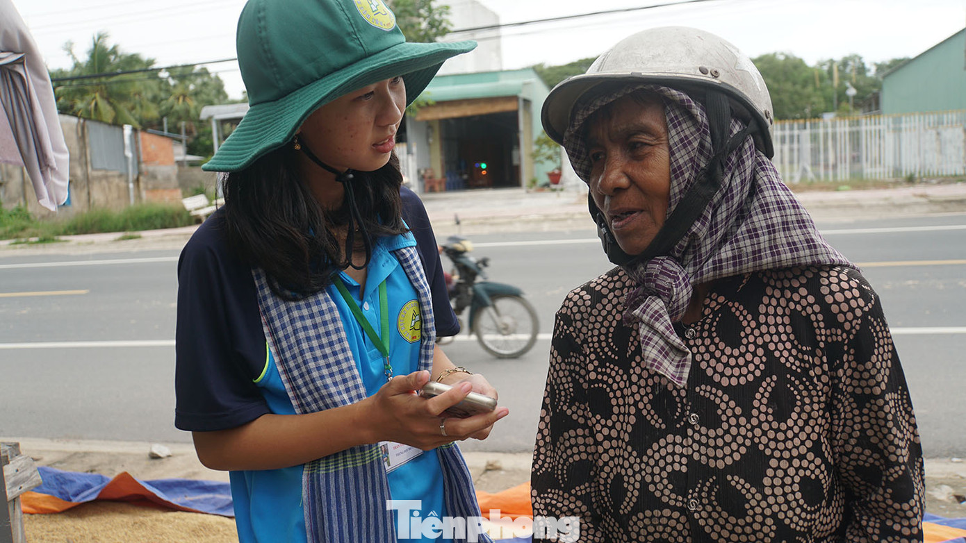 Nữ chiến sĩ tình nguyện trò chuyện người dân đồng bào Khmer tại xã Vĩnh Trung. Ảnh: Hòa Hội