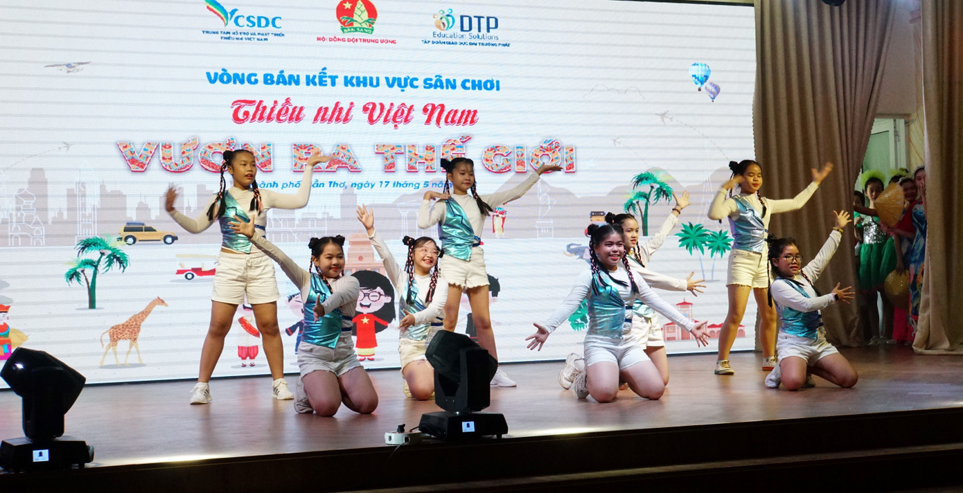 Các em thiếu nhi phục vụ văn nghệ. Ảnh: An Bình