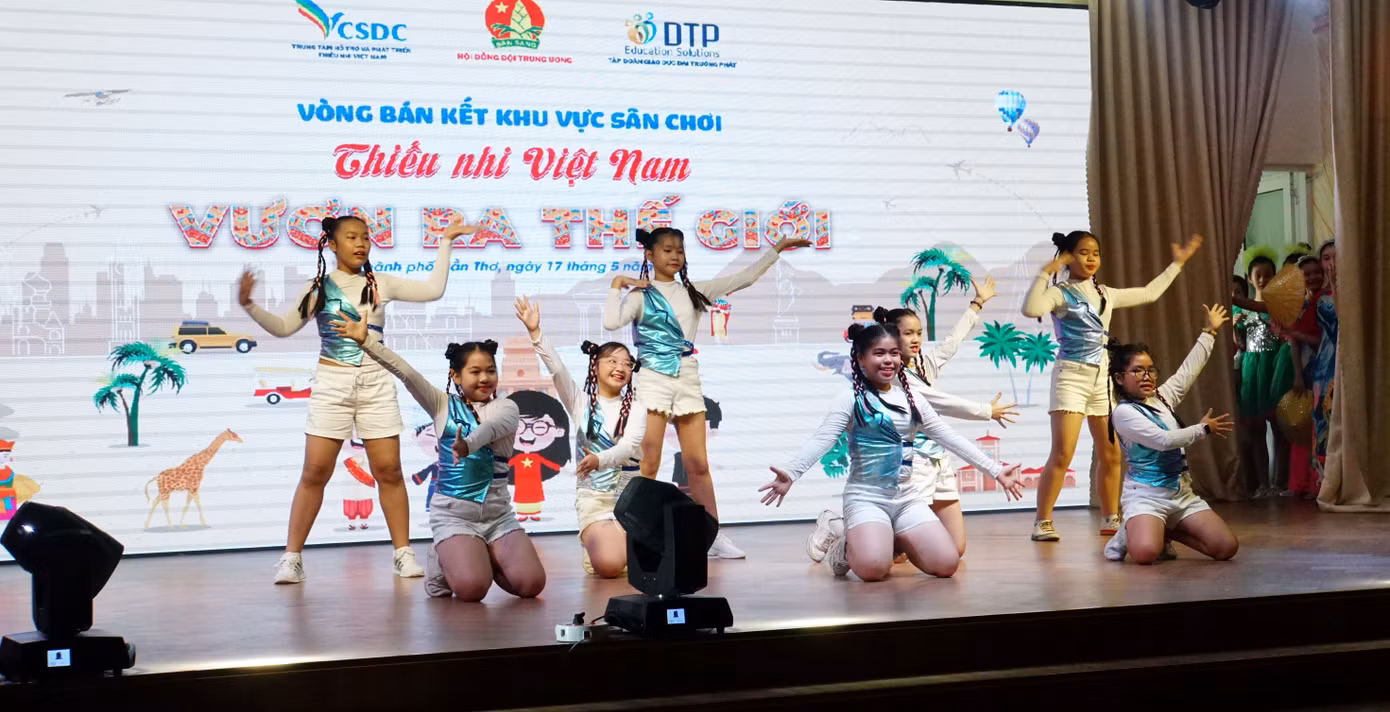 Các em thiếu nhi phục vụ văn nghệ. Ảnh: An Bình